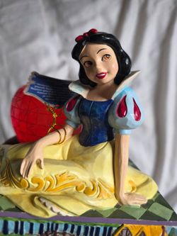 Snow white show case