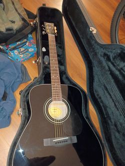 Yamaha F335 Acoustic Guitar with Road Runner Hard Case