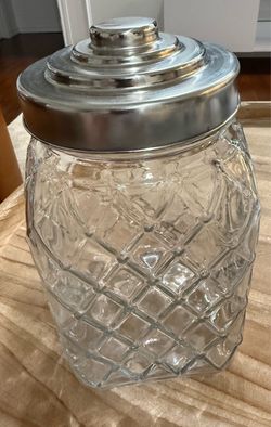 Like new around 1 gallon glass jar with metal lid
