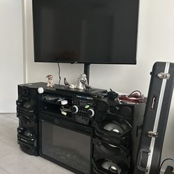 Flat Screen Tv With Sound System/Fireplace 