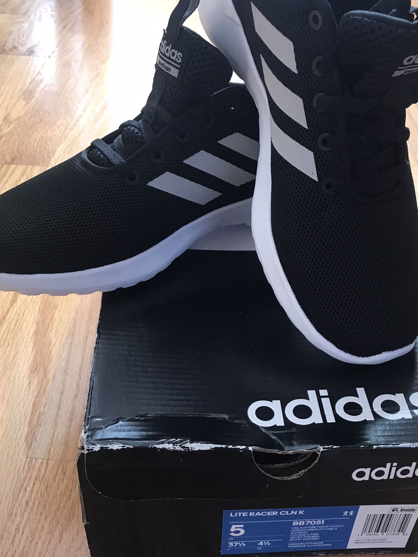 Brand New Adidas Size 5 Youth