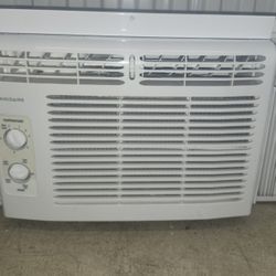 SUPER CLEAN LIKE NEW 5,000 BTU AC AIR CONDITIONER 
