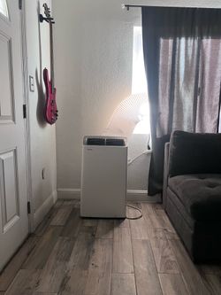 Toshiba portable air conditioner w/ heat