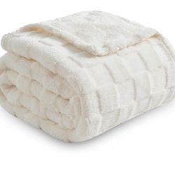 NEWCOSPLAY Super Soft Twin Blanket Ivory Premium Silky Flannel Fleece 3D Checkered Lightweight 
