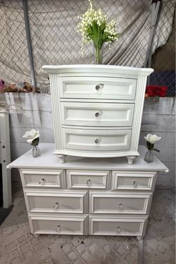 Dresser & Ningt Stand