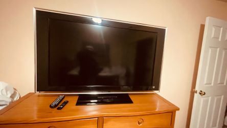 Sony  KDL - 52 XBR5  52 inch LCD Digital color tv with remote
