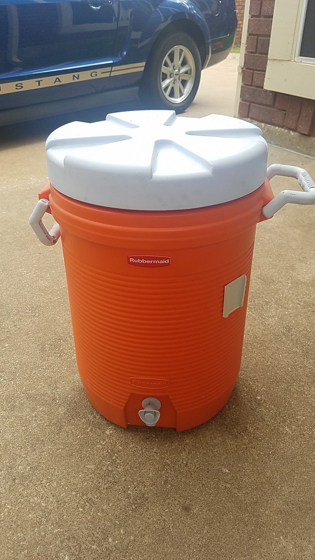 Rubbermaid igloo cooler