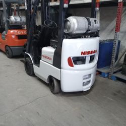 Forklift Nissan 3000# Triple Mast.