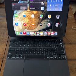 Apple IPad Pro M4 w/ Apple Magic Keyboard