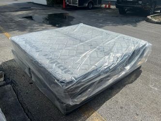 NEW MATTRESS KING SIZE PLUSH WITH BOX SPRING