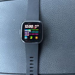  Fitbit Versa 2  