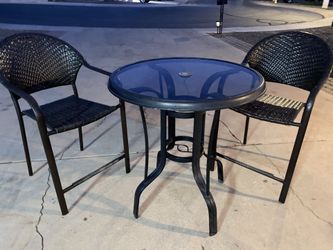 Chairs & Table Hampton Bay