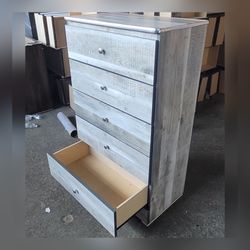 Eight drawers dresser with rails
