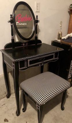 MAC COSMETICS LOVES BARBIE VANITY DESK