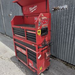 MILWAUKEE 46IN 2 TIER ROLLING TOOL BOX W HUTCH, KEYS & TOOLS!!
