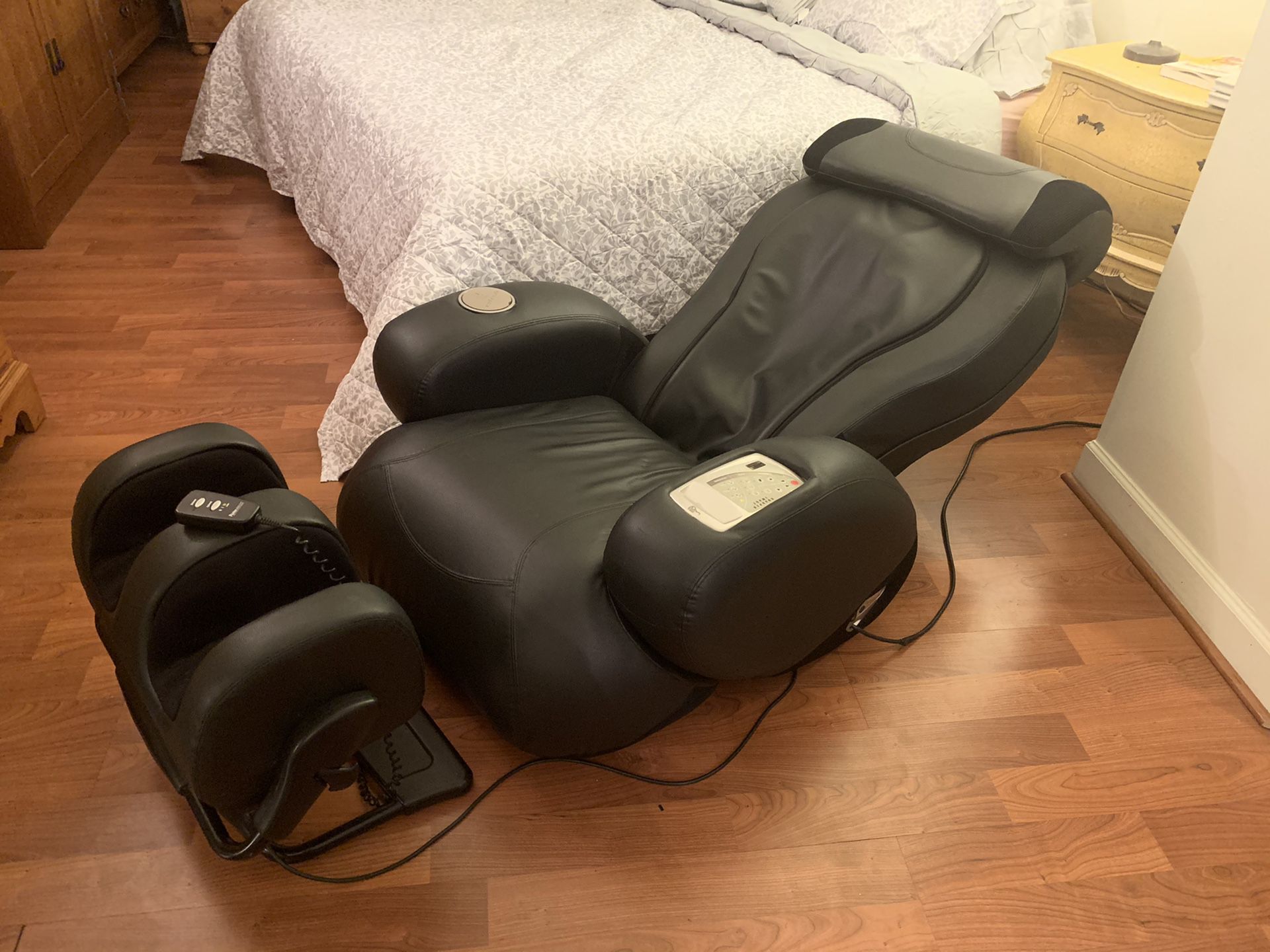 iJoy Massage Chair With Ottoman 2.0 - I CAN DELIVERY