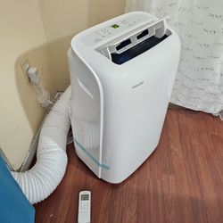 NEW AC PORTABLE TOSHIBA 8000 BTU WIFI 350 SQ FT COMES WITH ACCESSORIES REMOTE CONTROL, EXHAUST HOSE,WINDOW KIT FOR ANY QUESTION TEXT ME PLEASE HABLO E