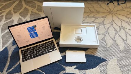 MacBook Air M4 - Starlight- 16gb RAM 256 Gb - Like New