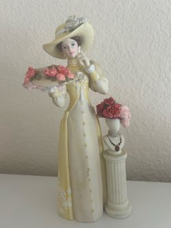 Avon President's Club Mrs. Albee Award figurine