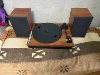 This item is a turntable set, similar to models like the Argon Audio TT-3 NEW COST $299. The product is in working order and is the one pictured, PLUS