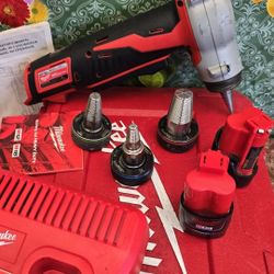 Milwaukee
M12 12-Volt Lithium-Ion Cordless ProPEX Expansion Tool Kit with (2) 1.5Ah Batteries, (3) Expansion Heads and Hard Case