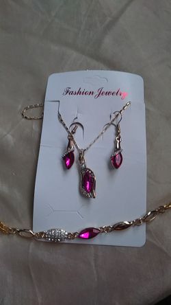 New gold tone necklace