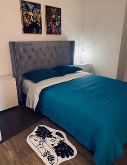 Queen bed frame & mattress / Cama Queen y colchón