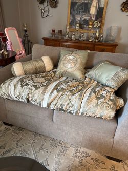 Queen size quilt with pillows, used it very little