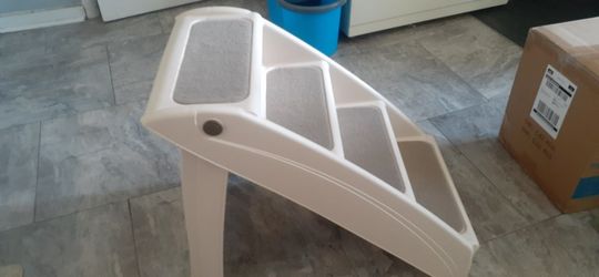 DOGGIE STEPS EXCELLENT CONDITION GREAT FOR OLDER DOGS CLICK ON PICTURE YOU WILL GET FULL PICTURE SIZE FREE DELIVERY LOCALLY 
