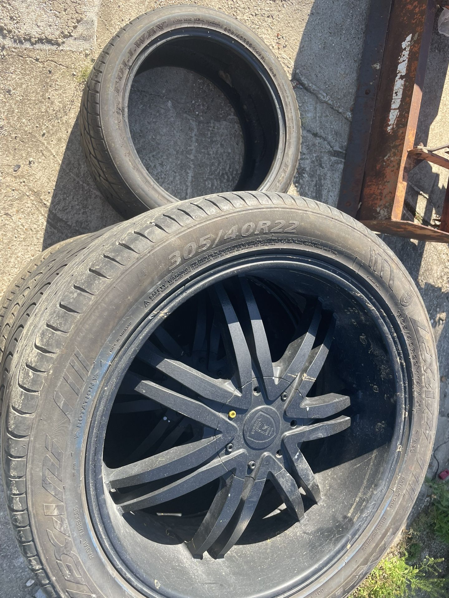 305/40R22