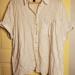 The Universal Thread Women's Size XL Short Sleeve Button Shirt in Gold, Green, and White is a stylish and versatile addition to any woman's wardrobe. 
