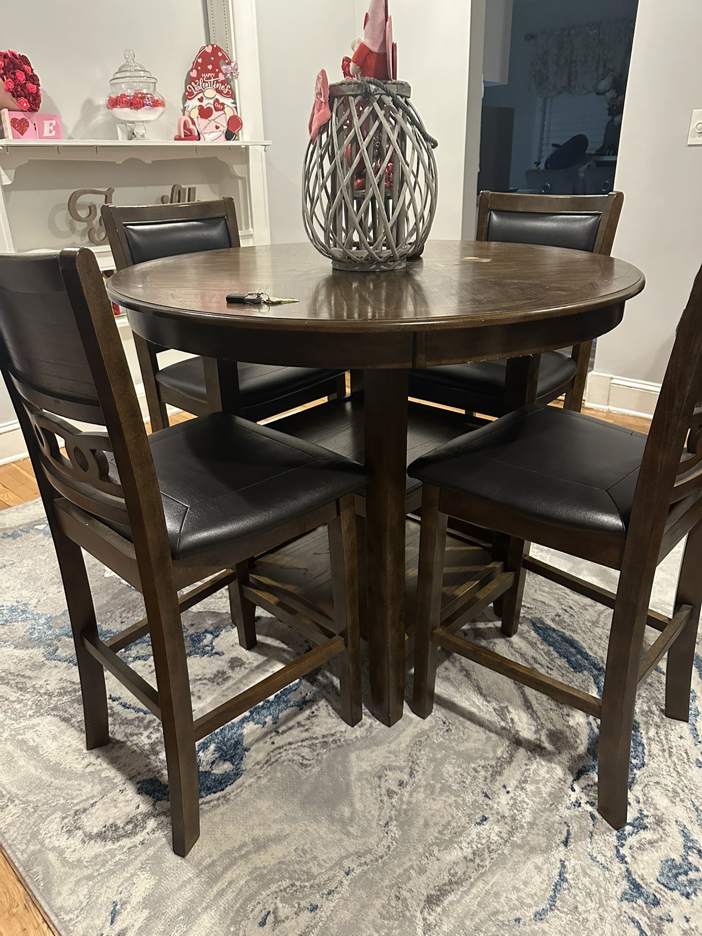 Round Dining Table with 4 Chairs
