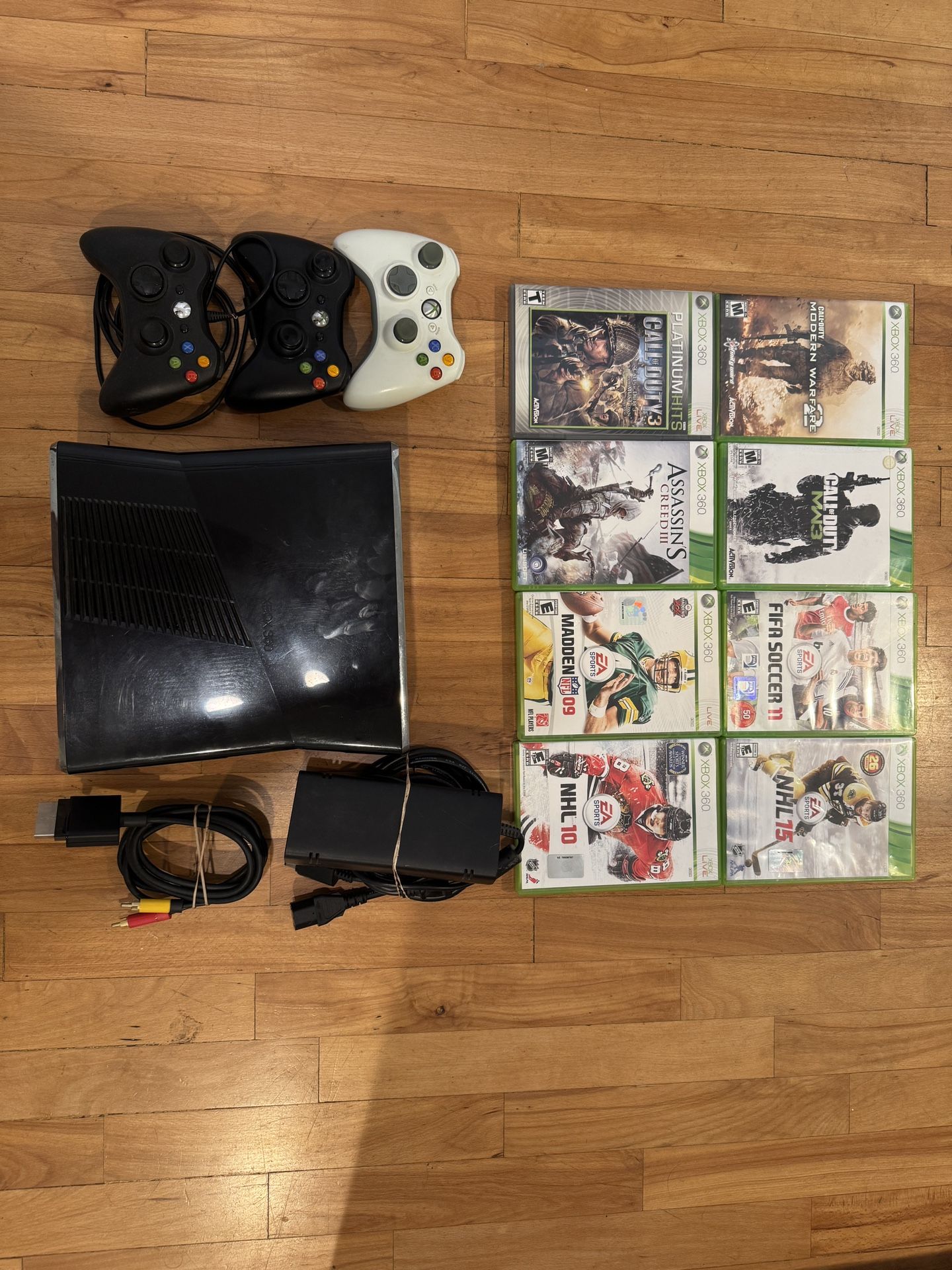 Xbox 360 Slim Black + 3 controllers + Games