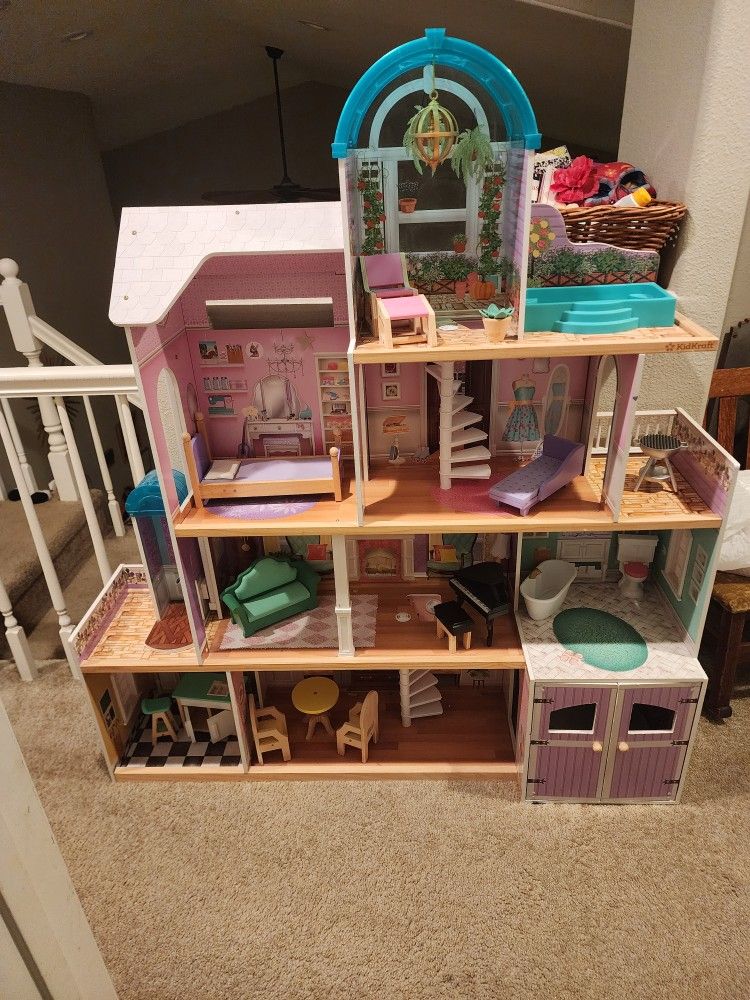 Costco (Kidcraft)Dollhouse (Bag Of Barbies/clothes)