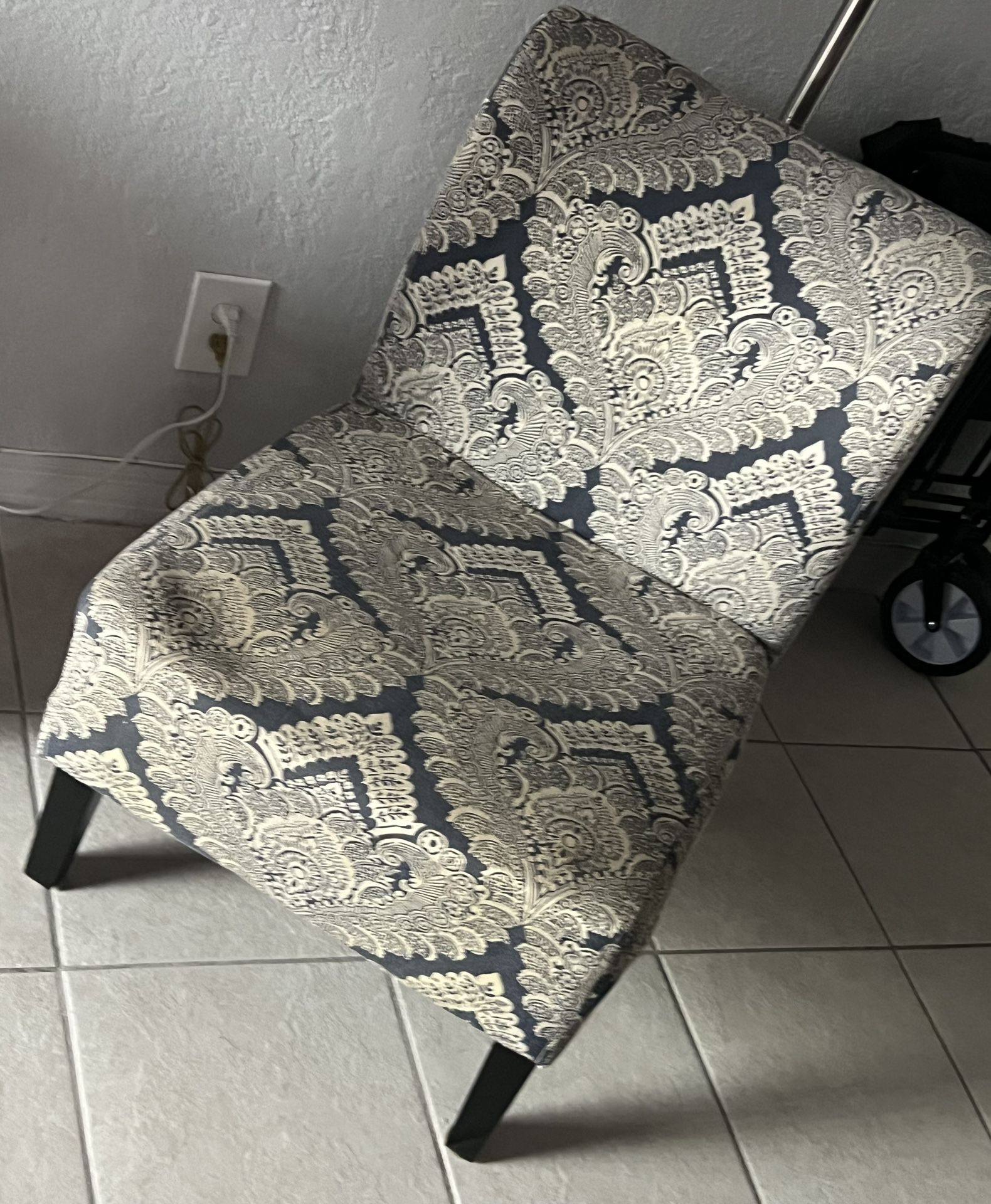 ACCENT LIVING ROOM CHAIR 