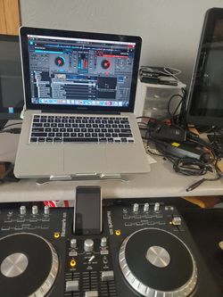 Macbook pro con controlador numark .virtual dj pro mixes musica y karaokes