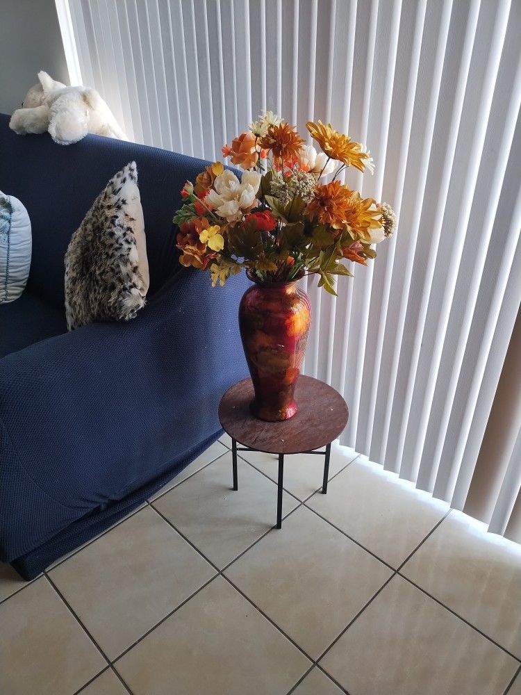 Búcaro Con Flores Y Mesita