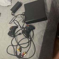 Xbox 360 Dont Know If It Works 60$ W Remotes