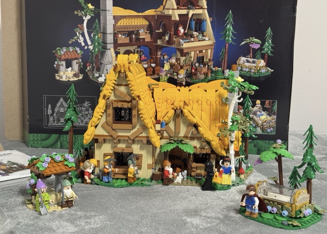 LEGO 43242 Snow White and the Seven Dwarfs' Cottage