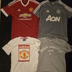 16 Manchester United T-Shirts (Medium)