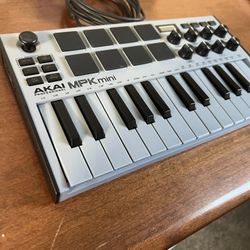 Akai MPK Mini MIDI Controller