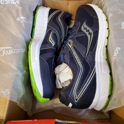 Mens Running / Casual Shoe. NEW IN BOX 