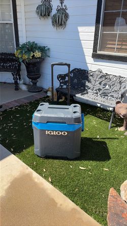Igloo rolling ice chest