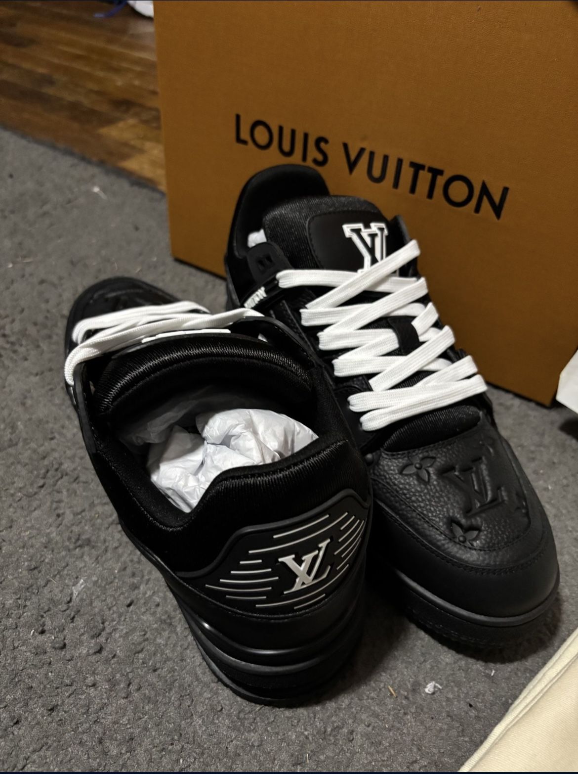 Lv Trainer Black an White