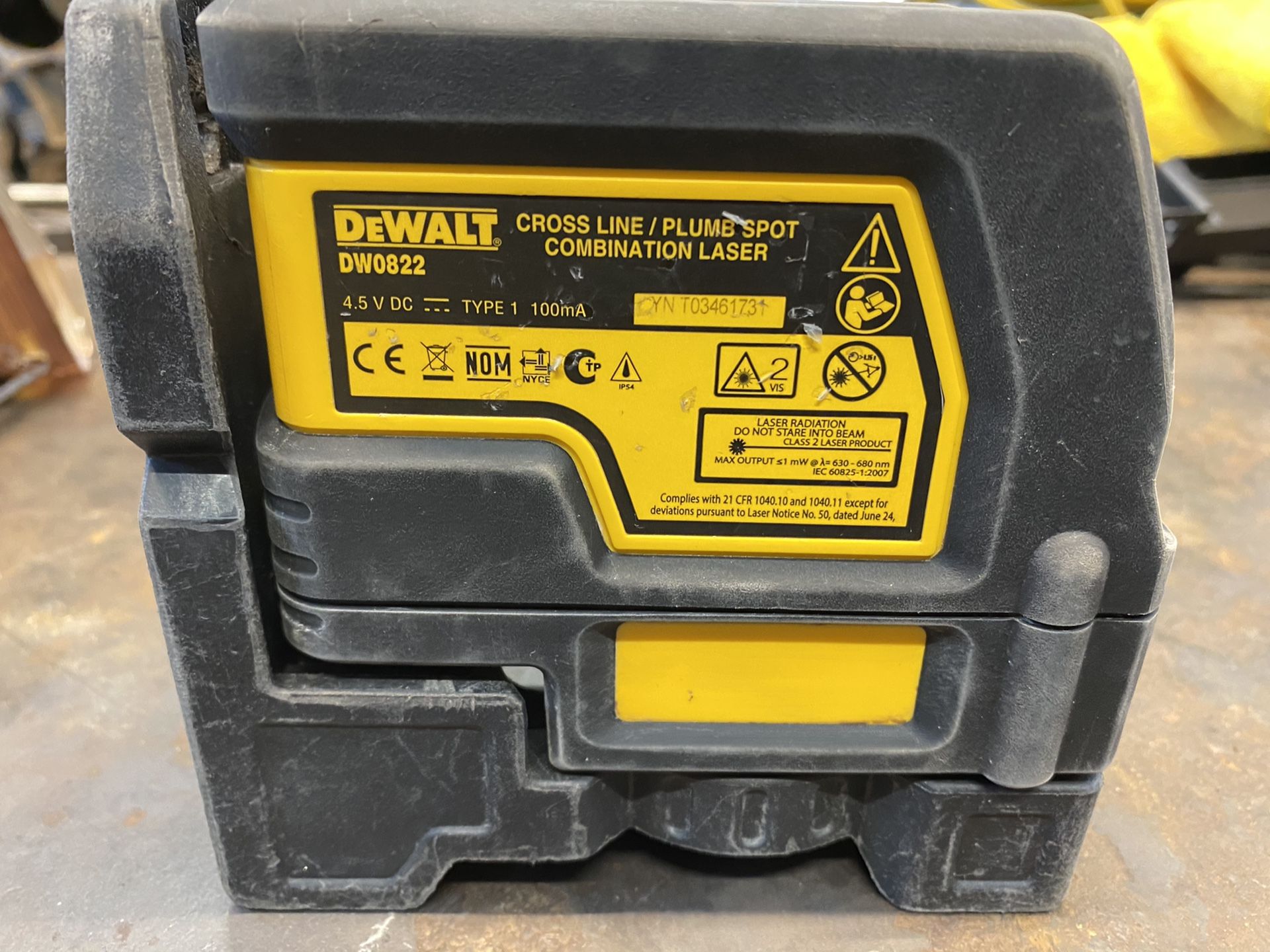 DeWalt DW0822 Cross Line and Plumb Spot Laser