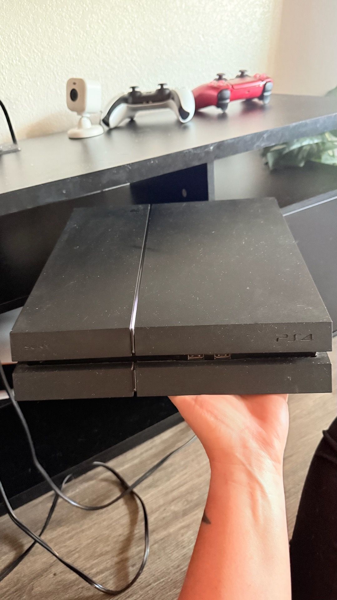 PS4. 1 remote and games