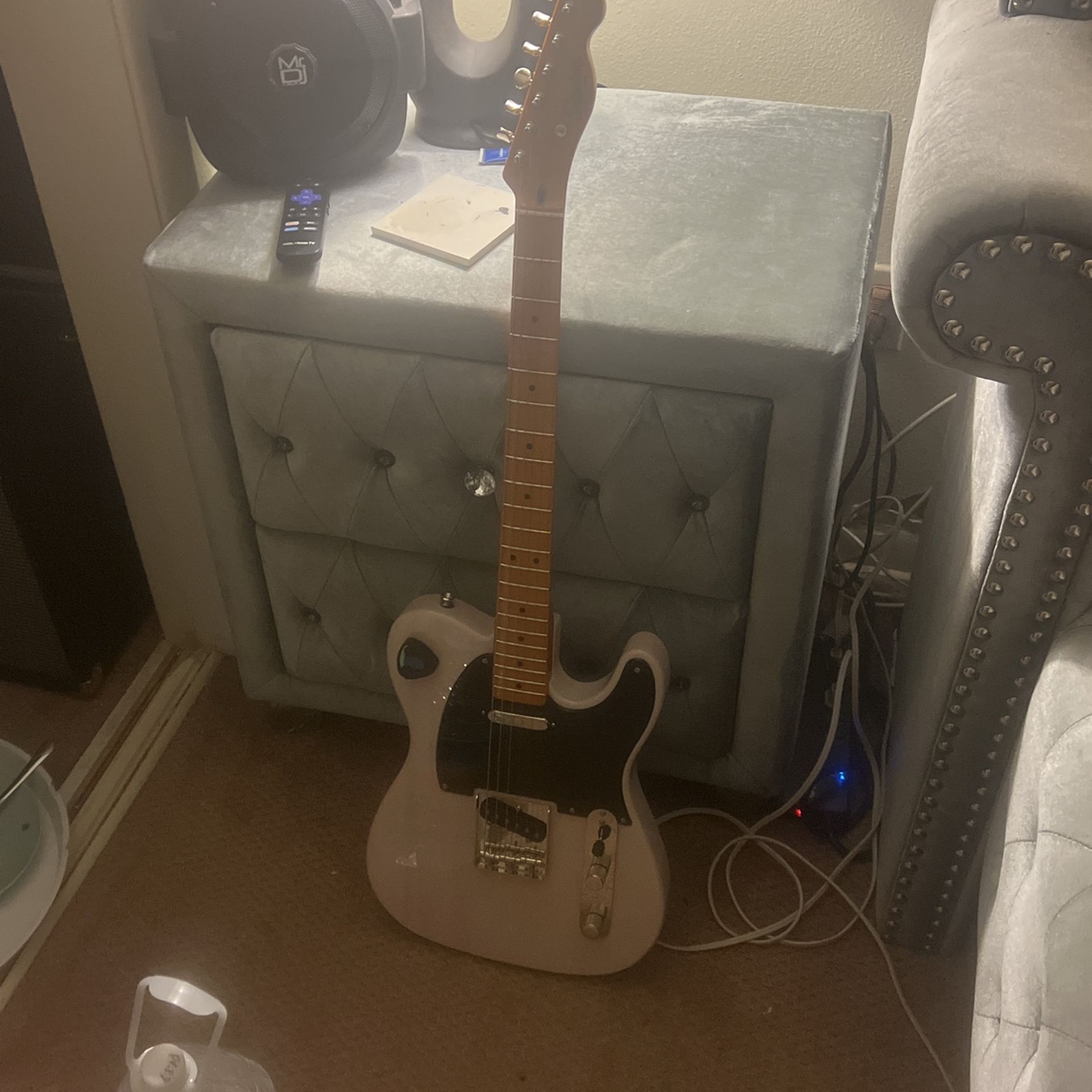 Squier Fender, The Color Is Pink