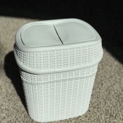 2.5 Gal Plastic White Swing Trash Bin 10$