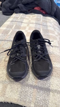 Men’s On Cloud Cloudflyer running shoes size 8.5