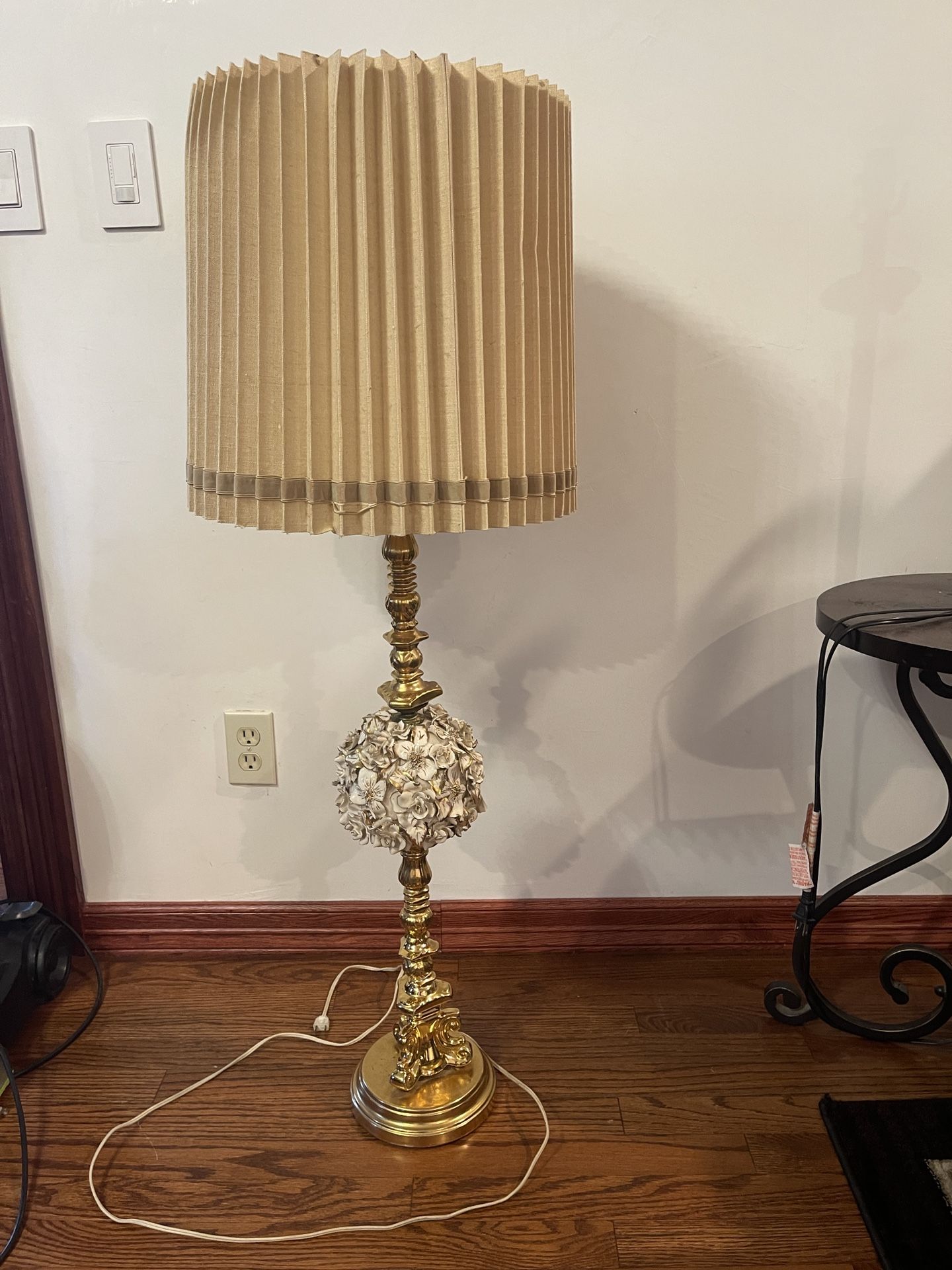 Vintage brass and porcelain rose lamp in Good Working condition